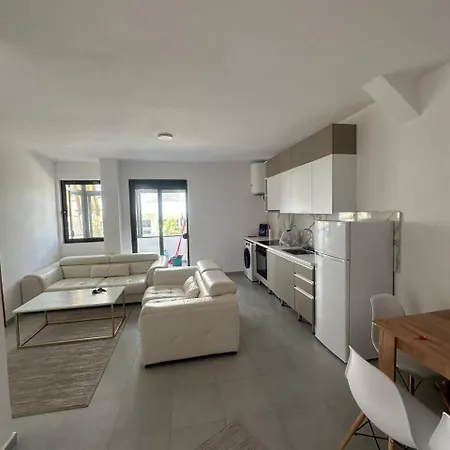 Seaside 2-br Flat With Terrace Apartmán *