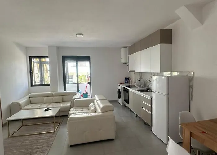 Seaside 2-br Flat With Terrace Apartmán *